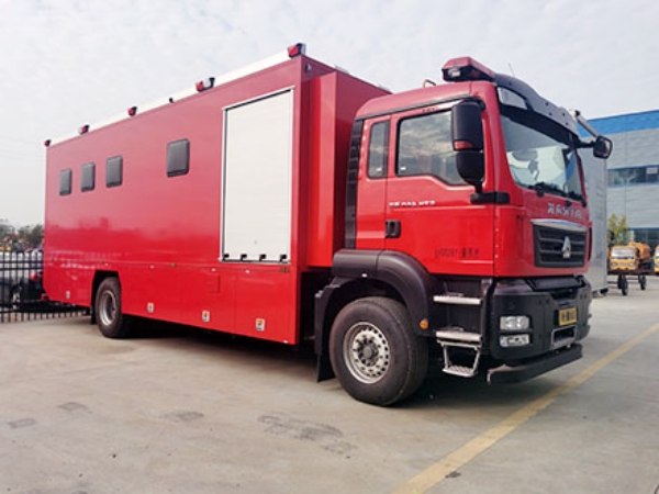 Sinotruk Sitrak 4X2 6-person shower vehicle