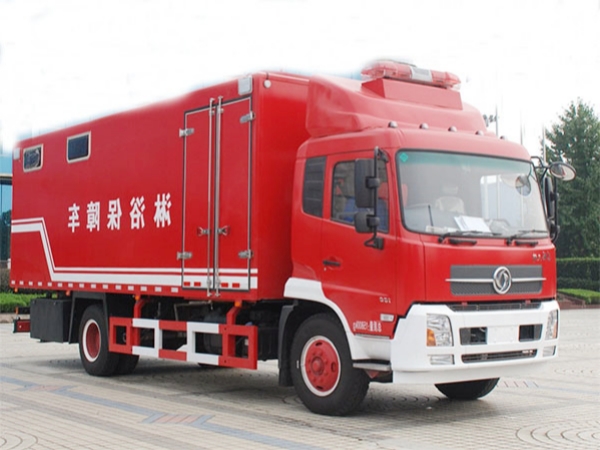 Dongfeng Tianjin 12-person mobile shower vehicle