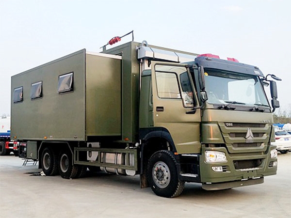 Sinotruk Howo 6X4 28-person camping truck